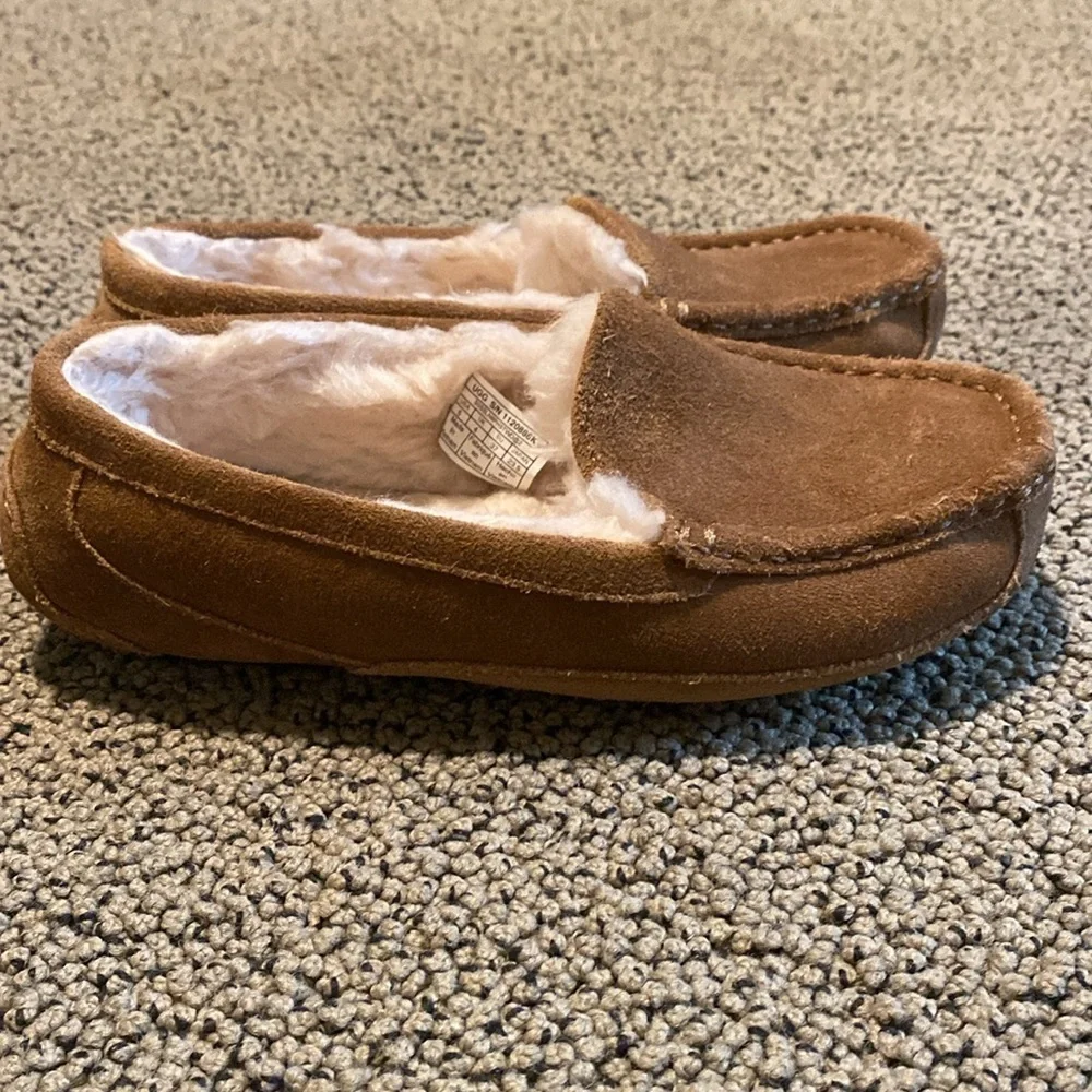 Ugg Brown Slip On Moccasins Size 5 in Like New Condition